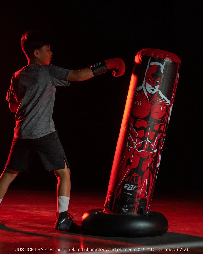 Dítě boxující do boxovacího pytle