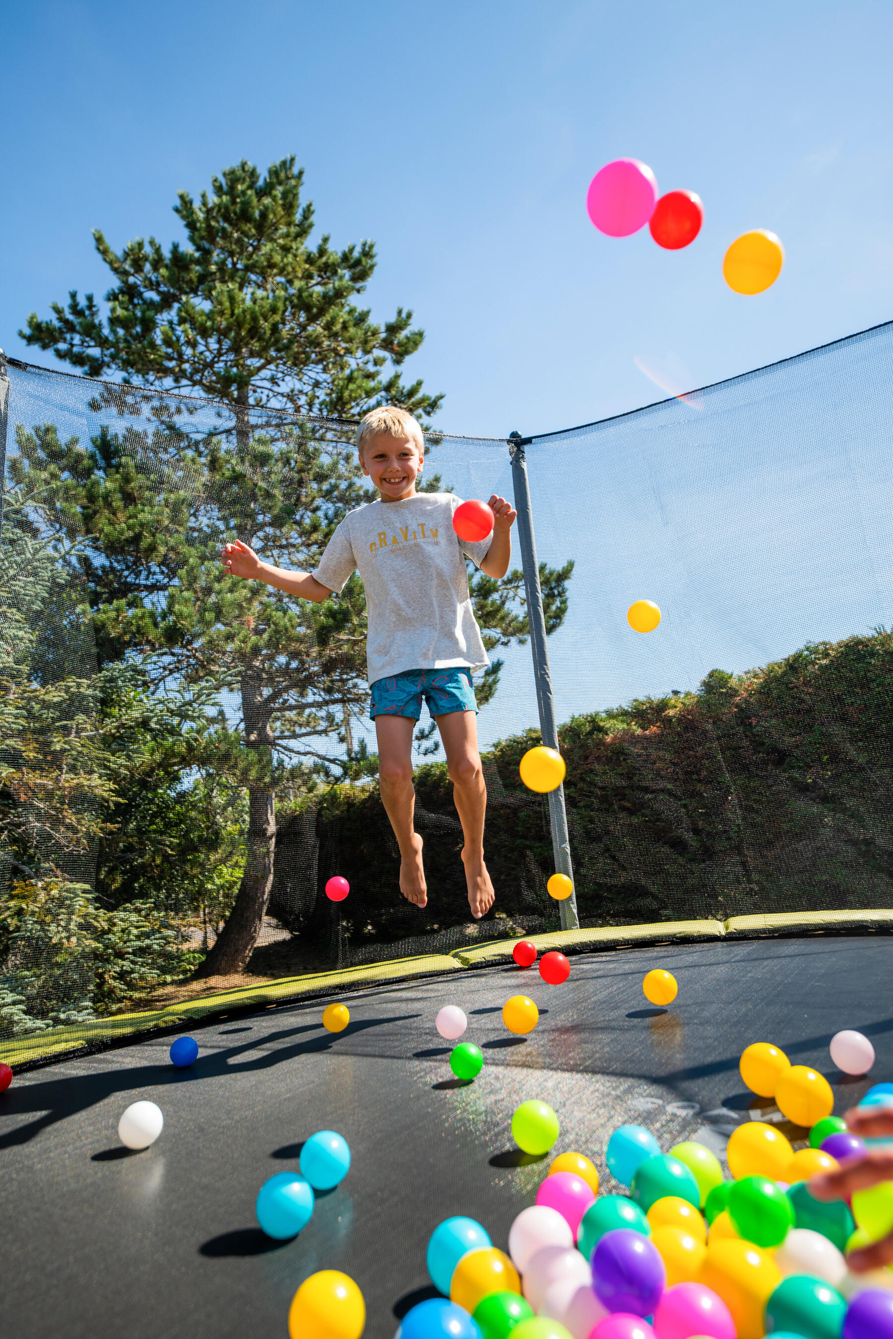 Chłopiec skaczący na trampolinie