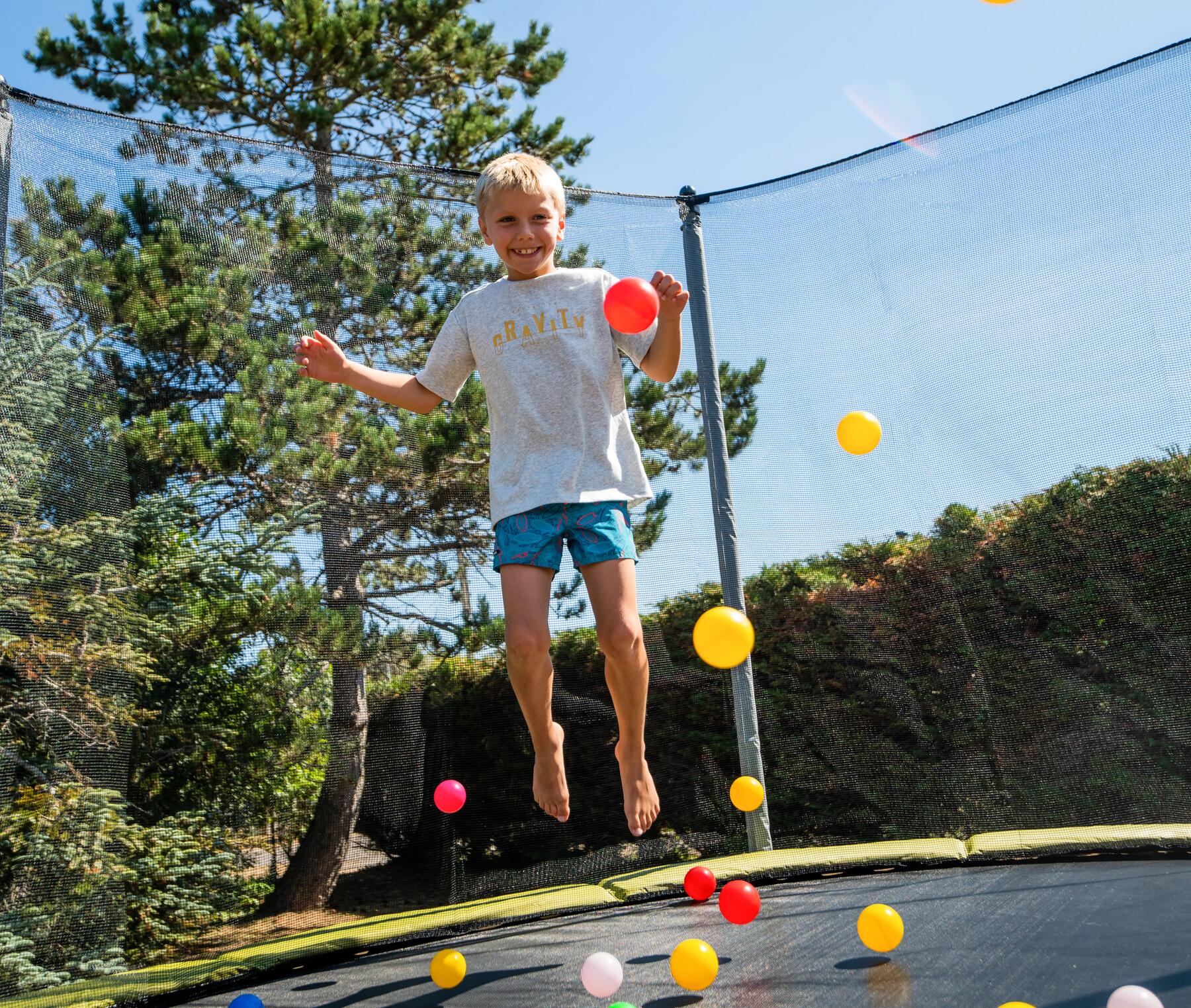 chłopiec skaczący na trampolinie