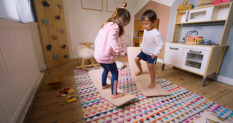 Baby Gym à la maison : Se balancer pour améliorer l’équilibre
