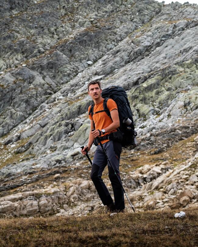 Mann auf einer Wanderung