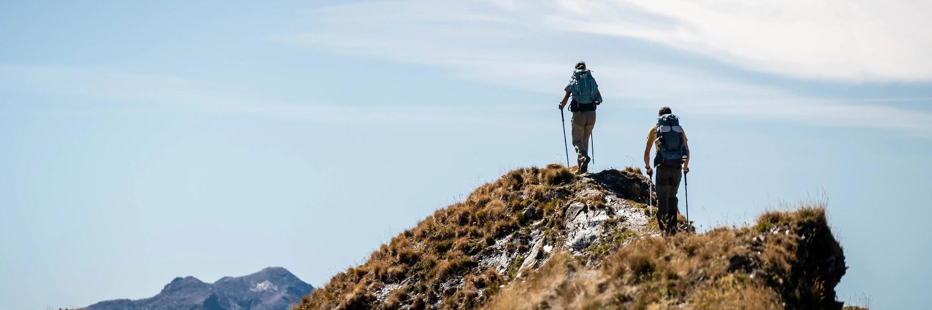 Zwei Personen beim Wandern mit richtiger Ausrüstung wird's sicher. 