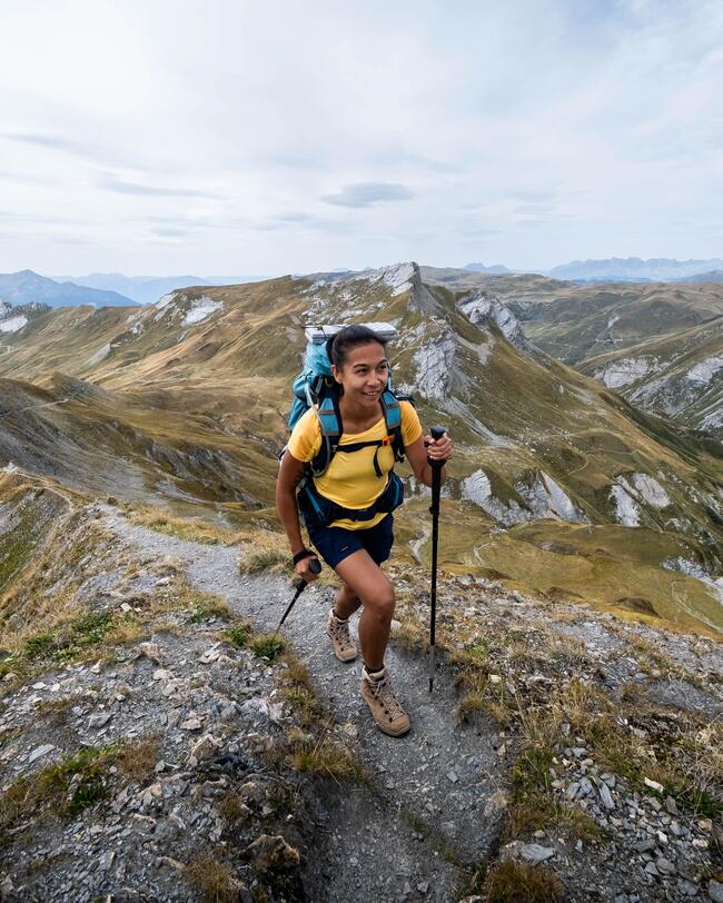 Eine Frau auf einer Wanderung in den Bergen.