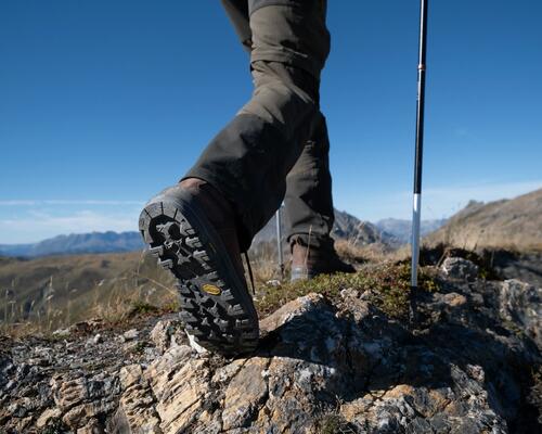Mężczyzna wędrujący w butach trekkingowych po górach