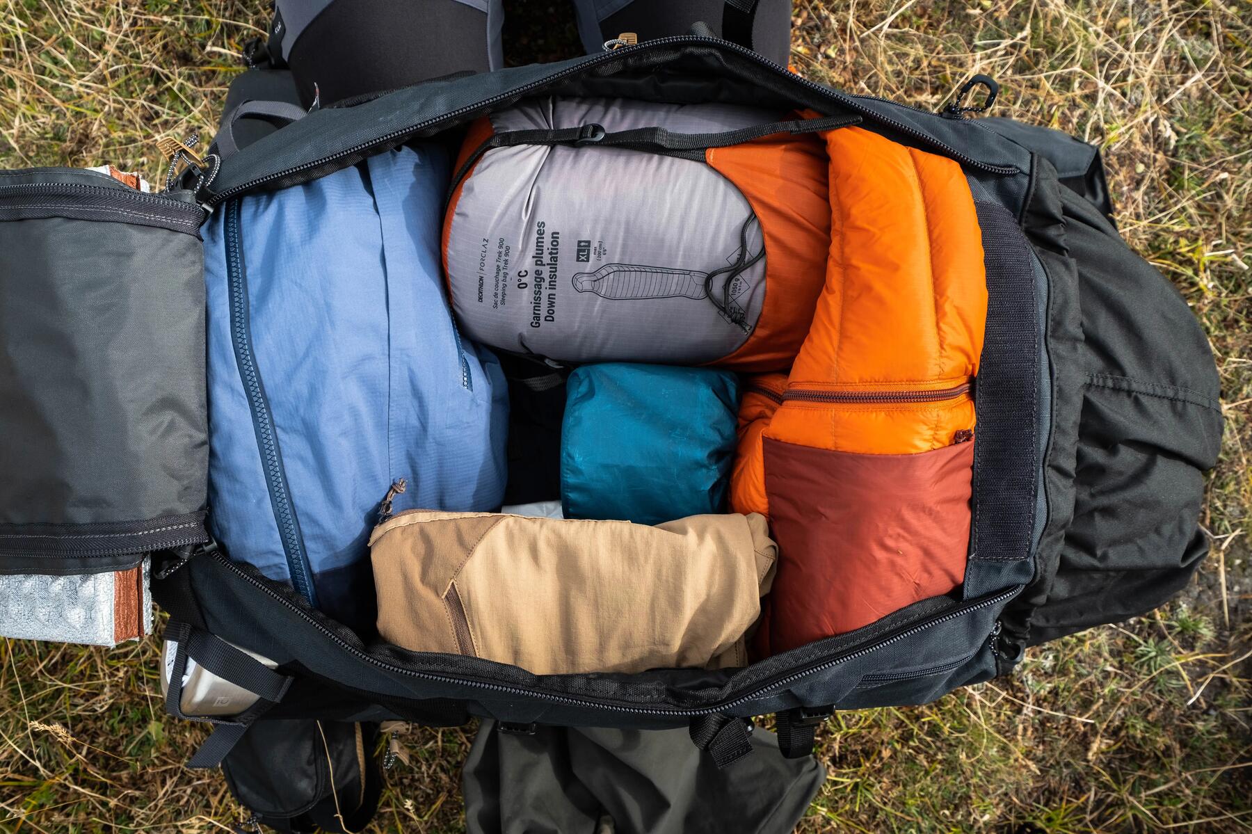 interior de una mochila de supervivencia en la montaña