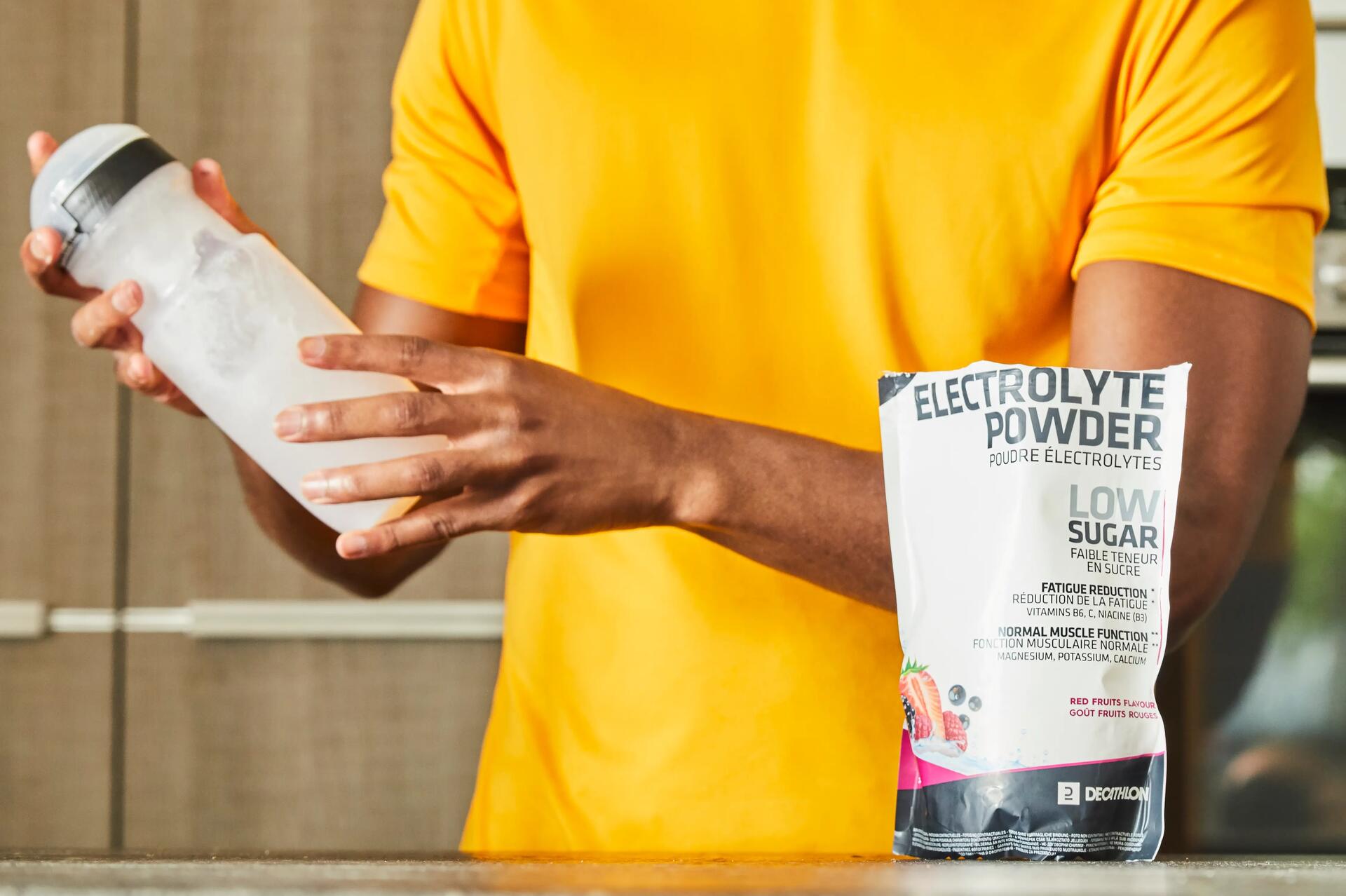 Een man maakt een shake met elektrolyten