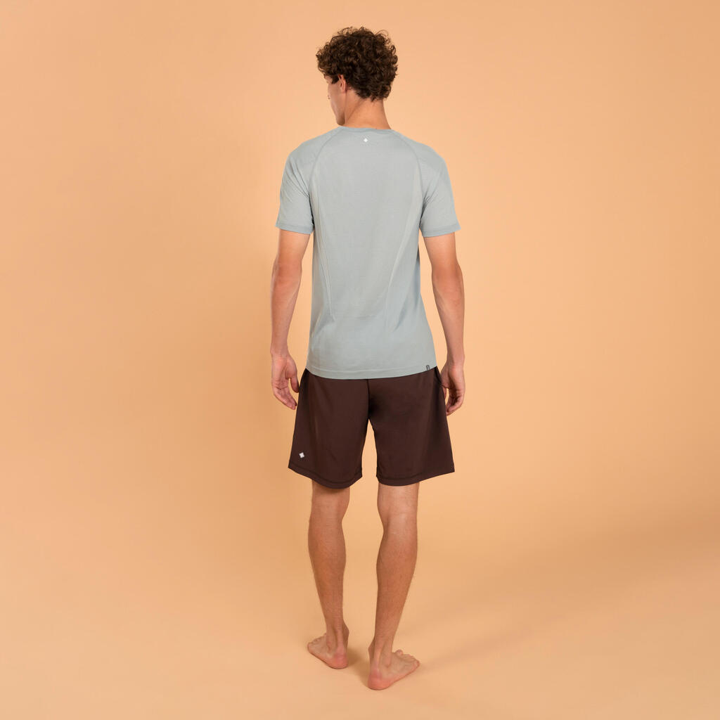 Pánske bezšvové tričko na jogu druhá koža svetlosivé