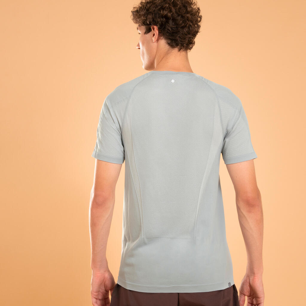 Pánske bezšvové tričko na jogu druhá koža svetlosivé