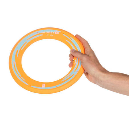 Frisbee soft jingga untuk lemparan jarak jauh.