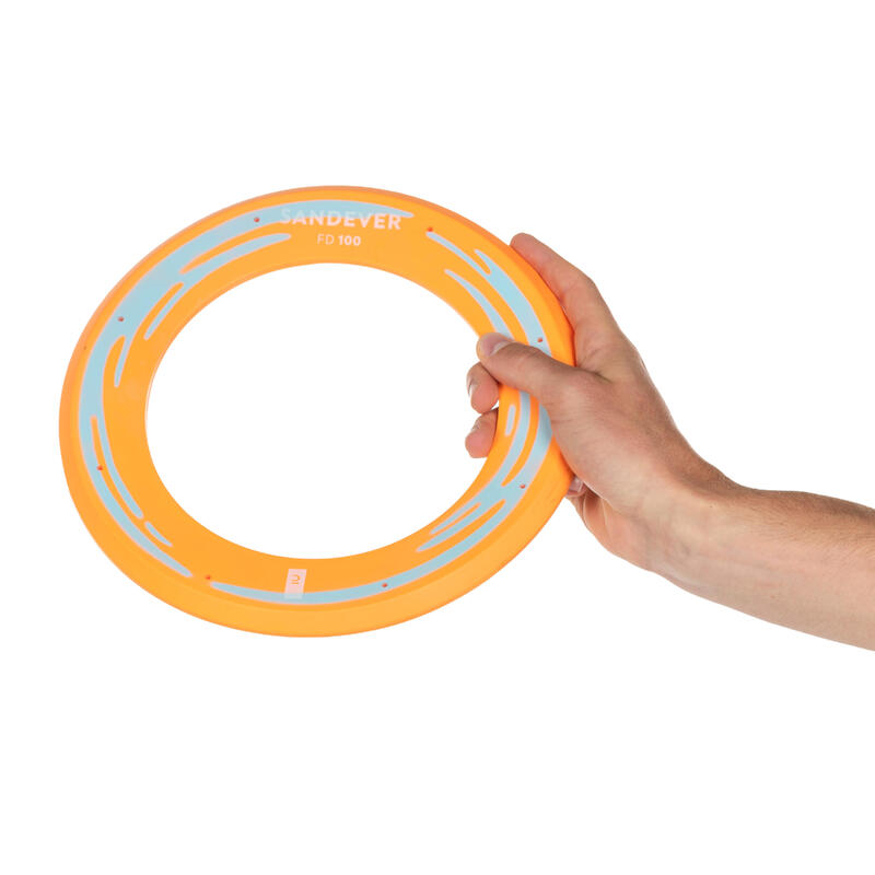 Flexibler orangefarbener Ring, mit dem man weite Würfe machen kann.