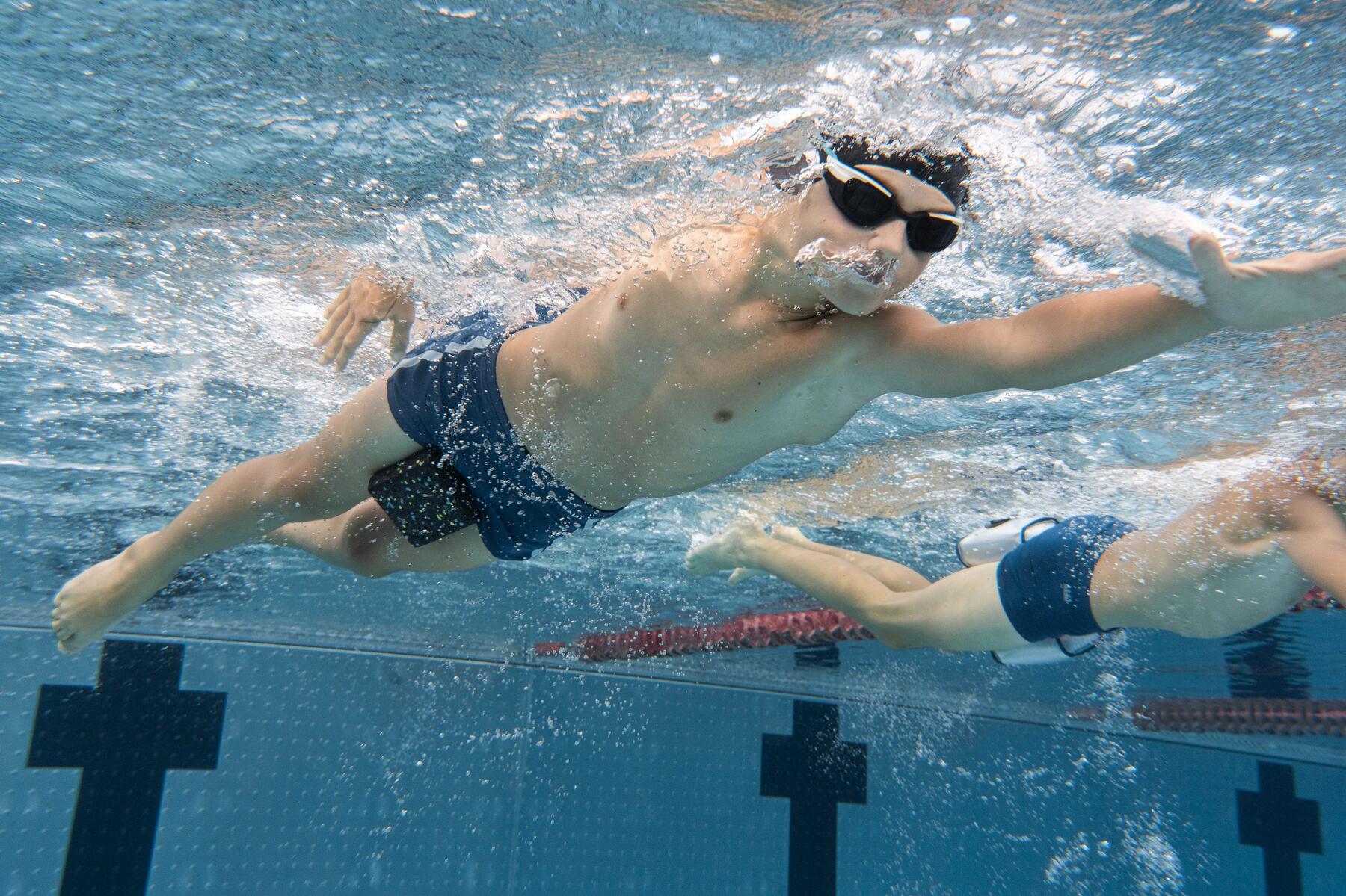 pessoas a nadar em piscina