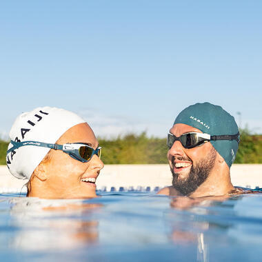 Erfahre hier, weshalb du unbedingt deine Schwimmbrille pflegen solltest!