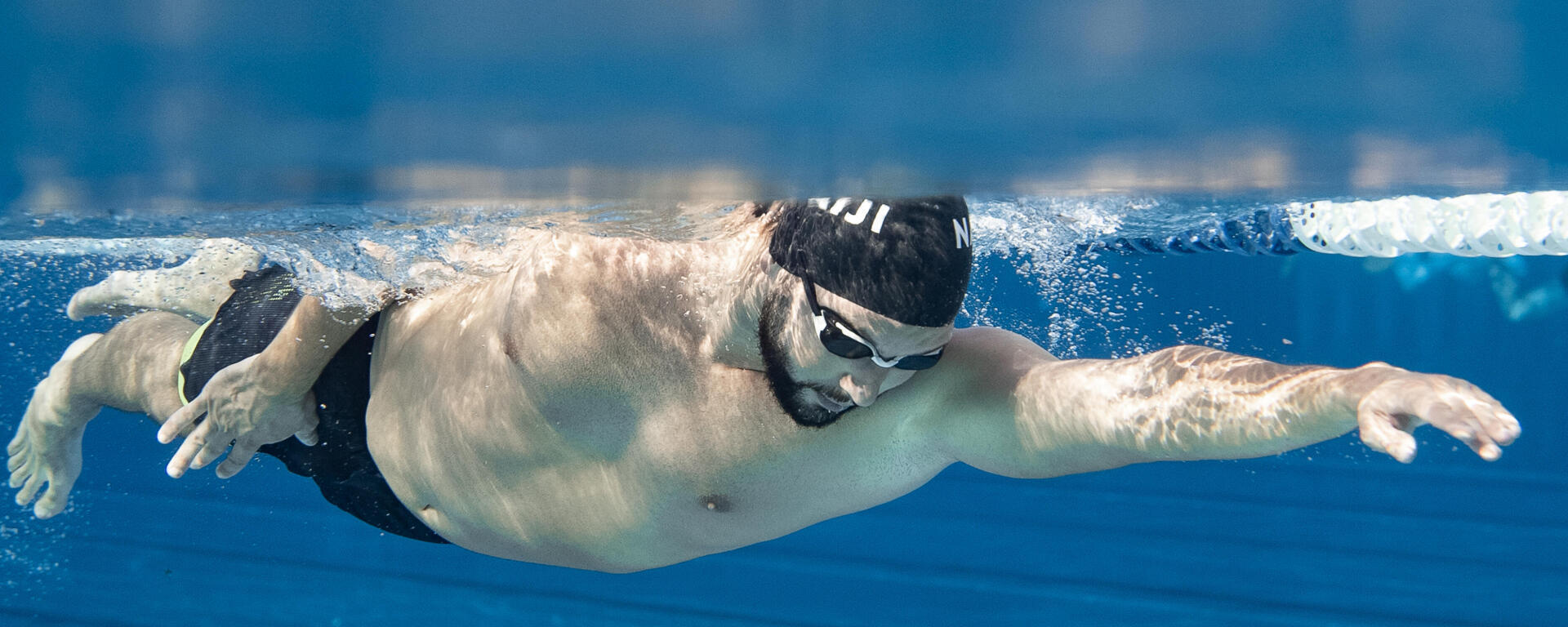 Bonnet De Bain, Piscine Et Dos D'un Homme Se Préparant À La Compétition, À  L'exercice Ou À L'entraînement Dans Une Piscine. Sports, Fitness Et Nageur  Professionnel Prêt Pour L'entraînement Aquatique, Le Défi