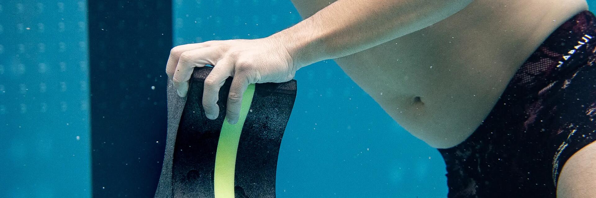 Mann hält einen Pull Buoy unter Wasser