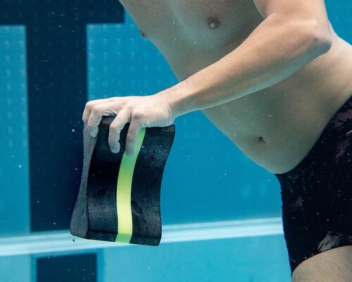 Mann hält einen Pull Buoy unter Wasser