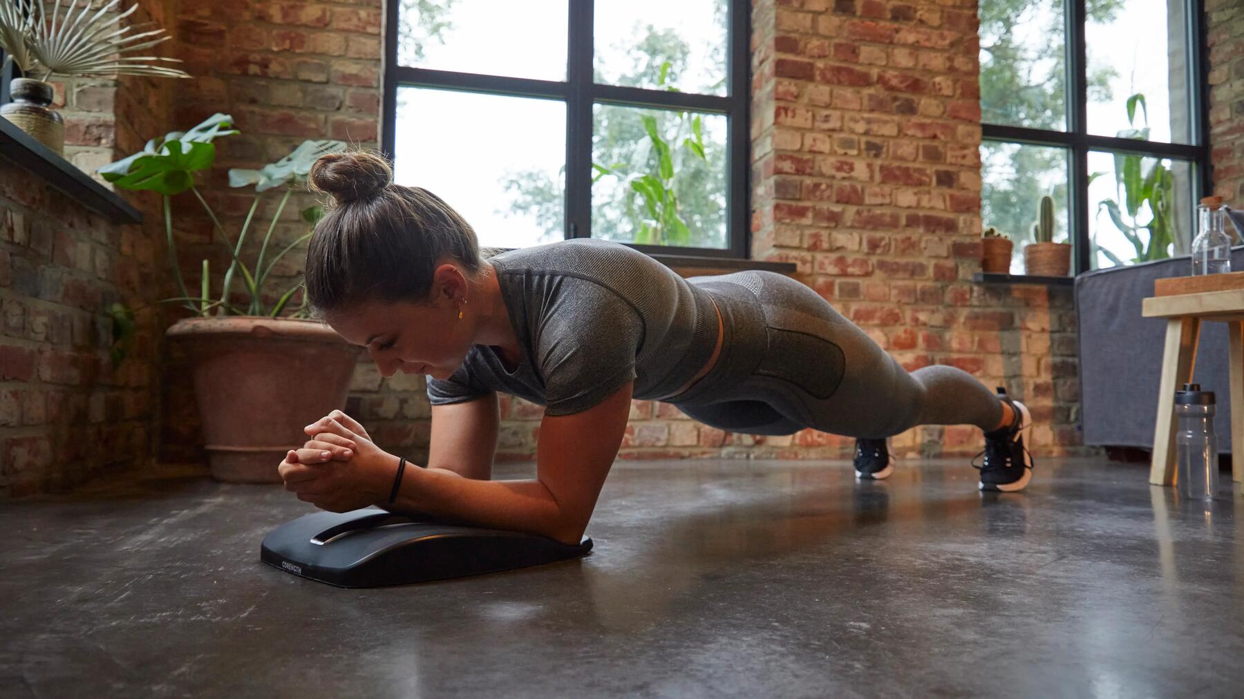 mujer haciendo ejercicio plancha