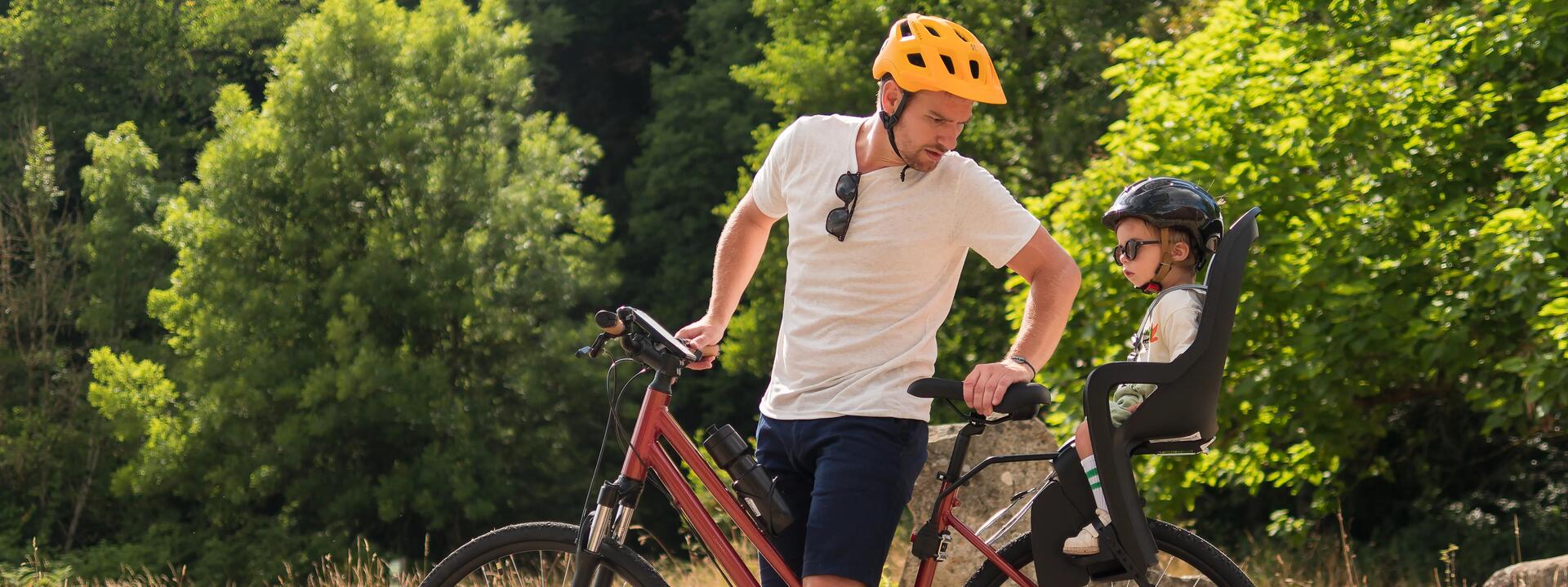 pai e filho a andar de bicicleta
