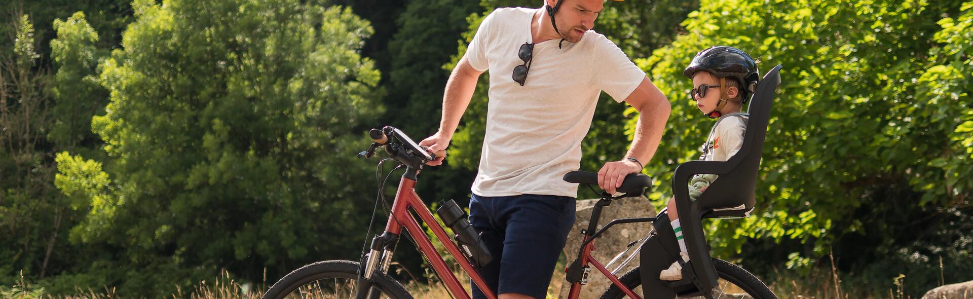 pai e filho a andar de bicicleta