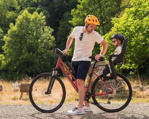 pai e filho a andar de bicicleta