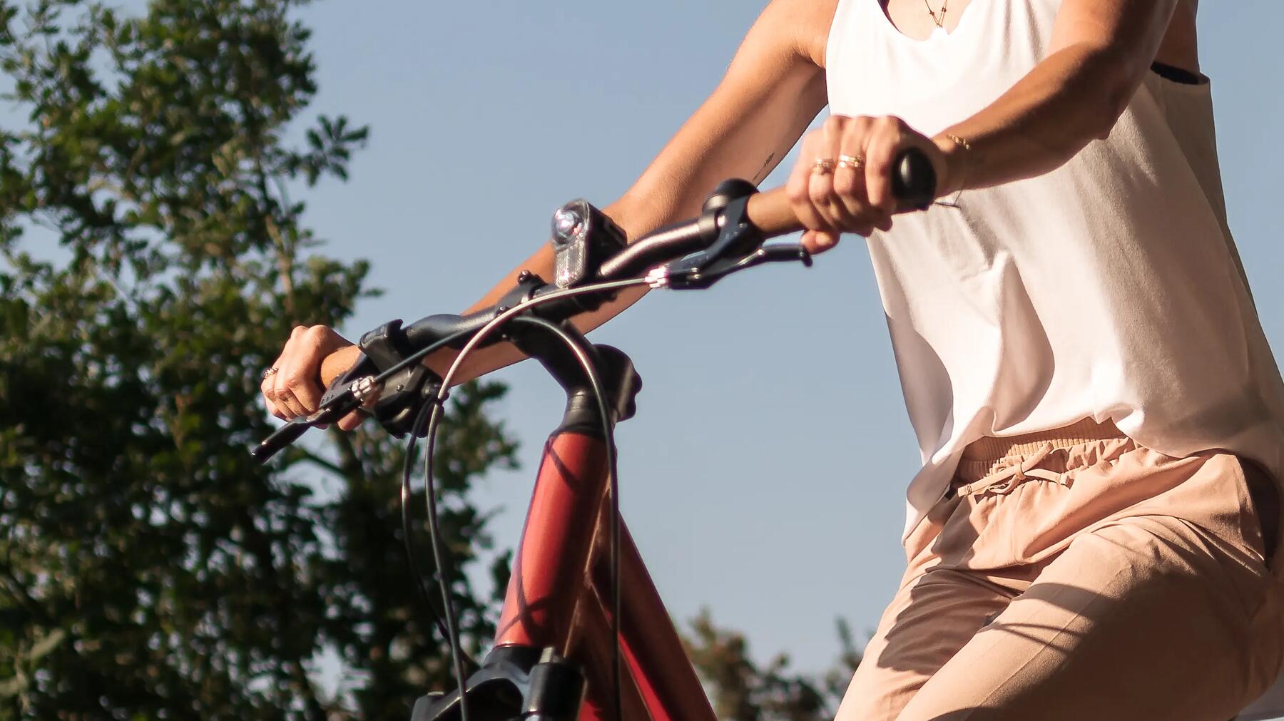 pessoa a segurar o guiador de uma bicicleta