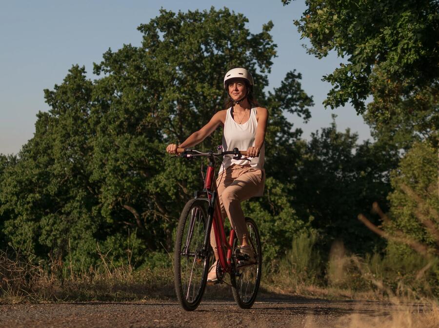 Uomo e donna in bici vicino al mare