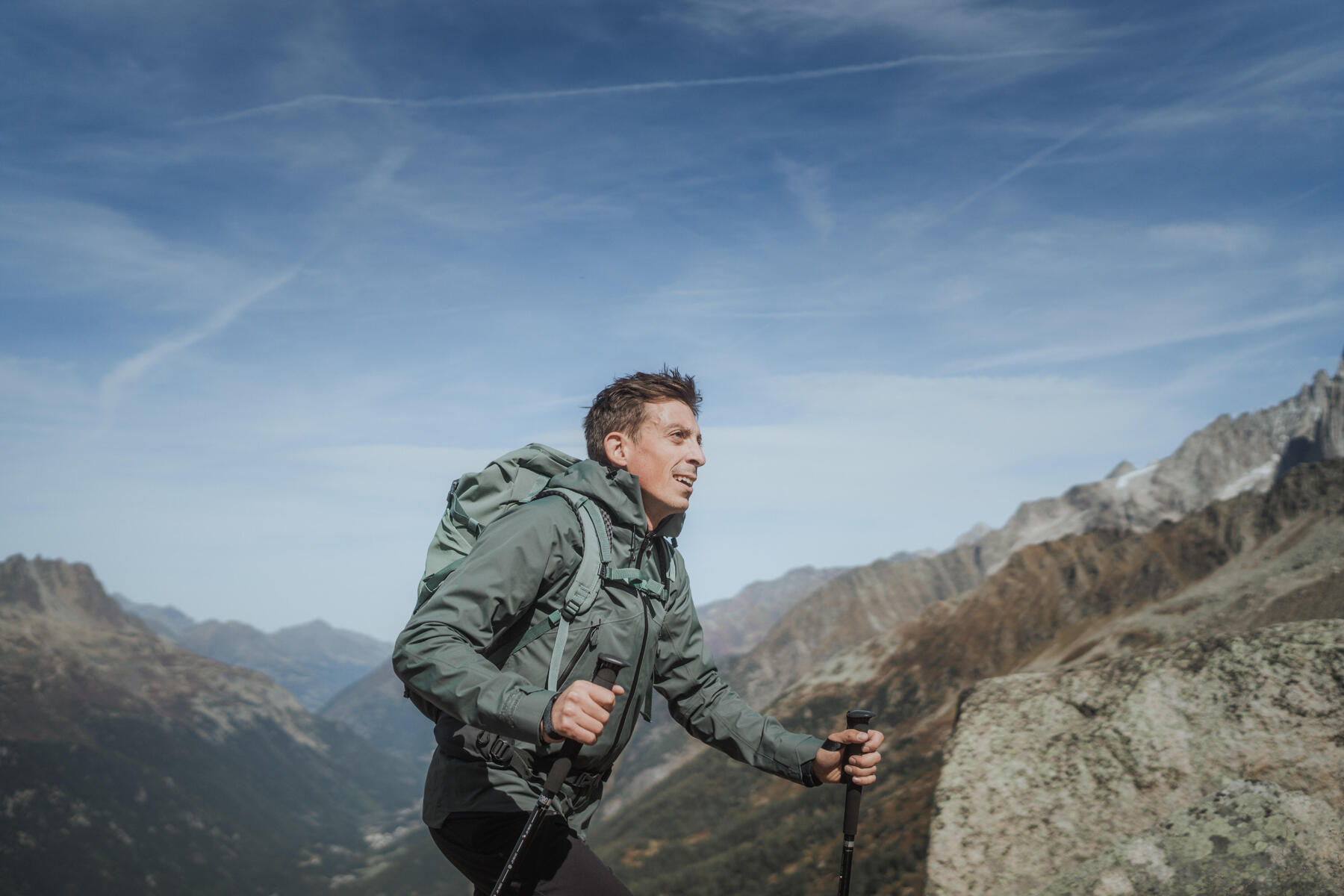 Mann wandert auf einem Berg und schaut nach vorne um seine Höhenangst zu bekämpfen