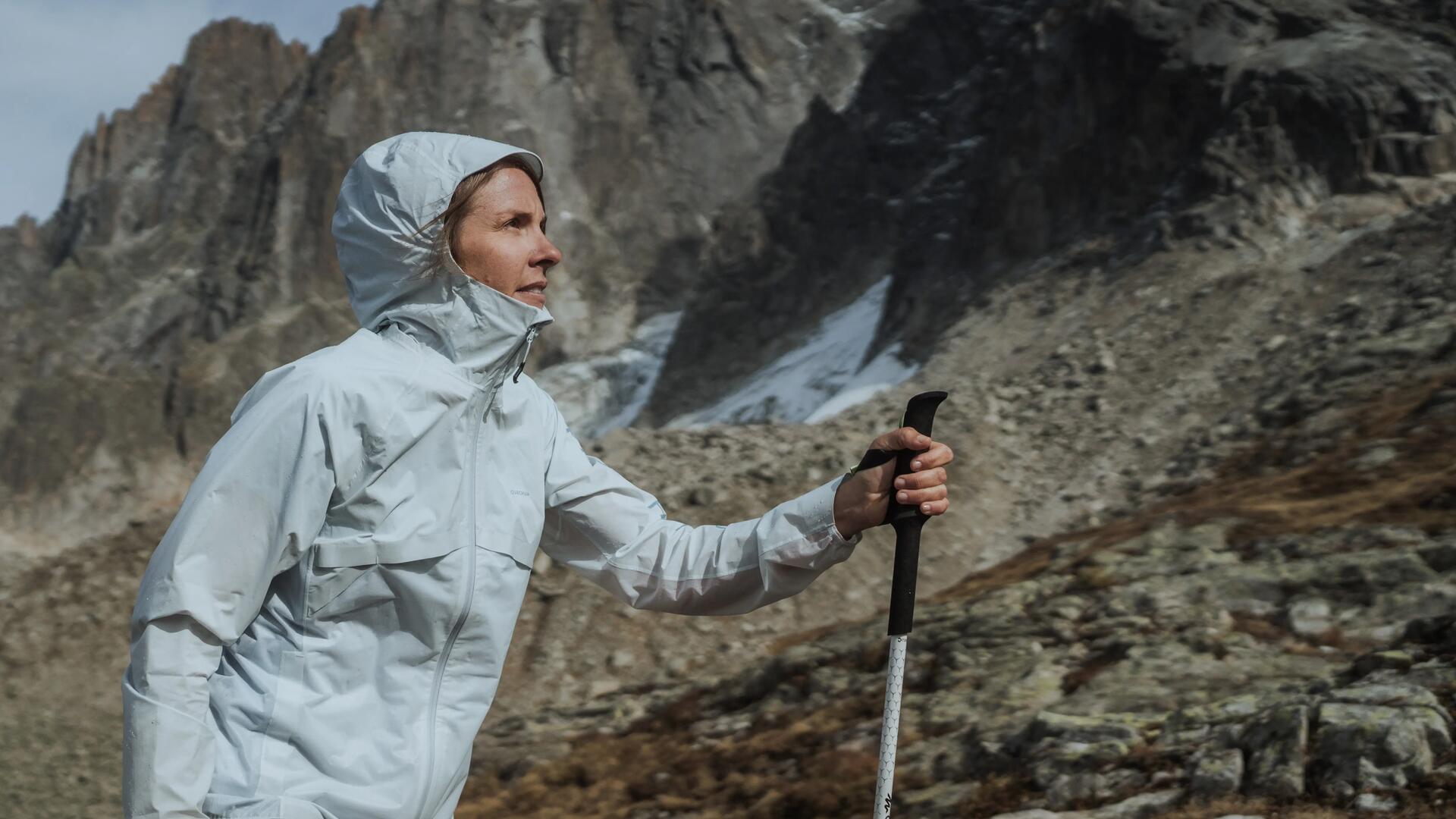 Kobieta chodząca po górach w kurtce trekkingowej