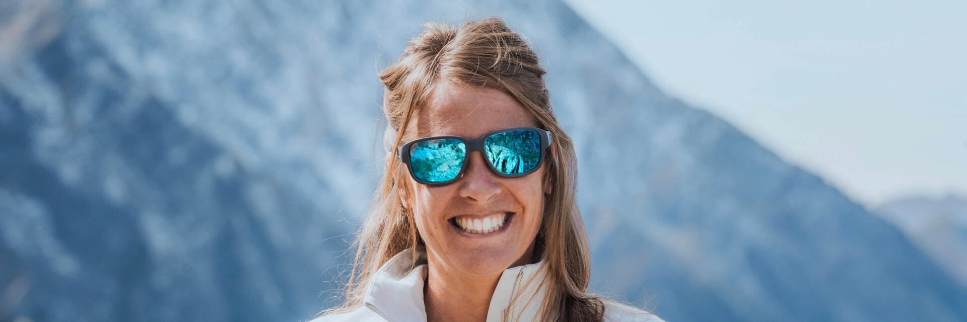 Kobieta wspinająca się na Mont Blanc