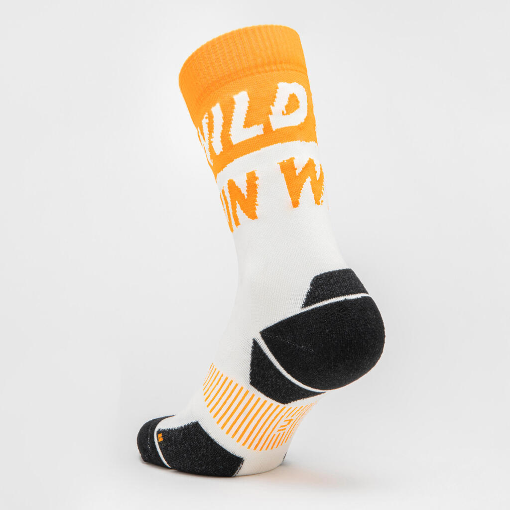 Čarape za trčanje Run 900 srednje visoke debele za odrasle narančaste