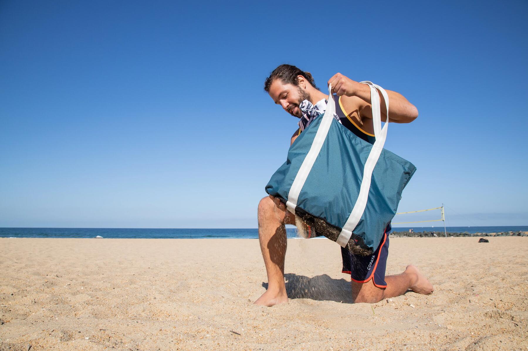 hombre con bolsa de playa
