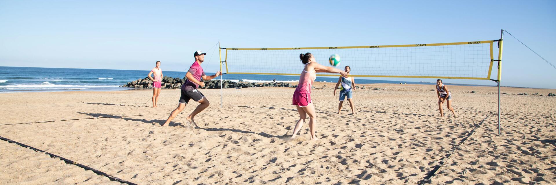 Ludzie grający w siatkówkę plażową