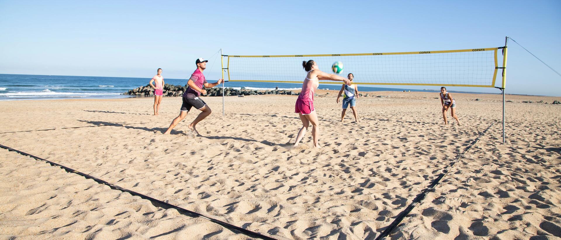 ludzie grajacy w siatkówkę plażową