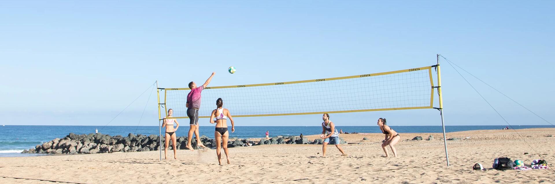 Grupo de amigos jugando al voley playa
