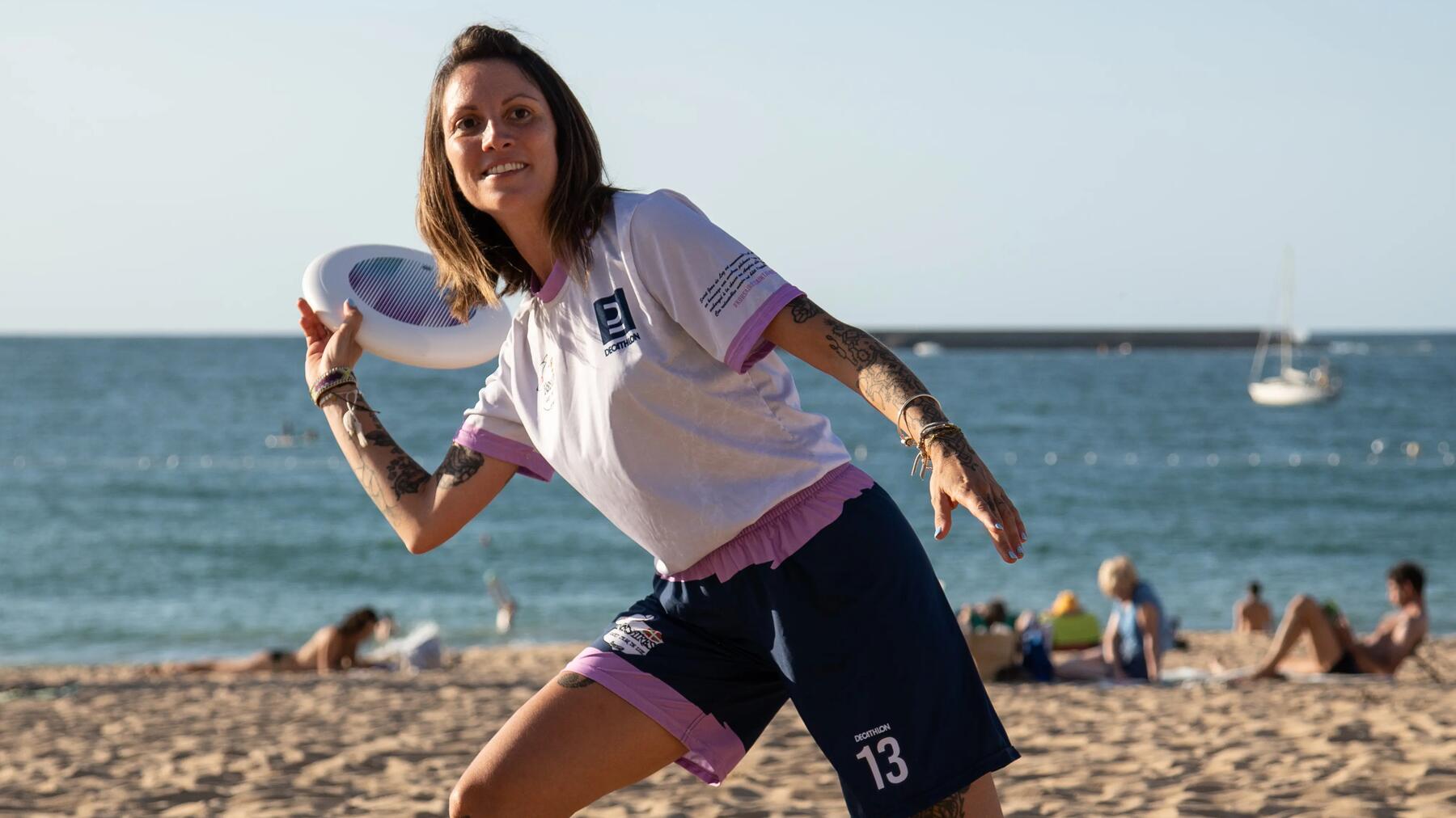 Frisbee-Spielerin beim Abwurf der Scheibe mit sauberer Rückhand-Technik