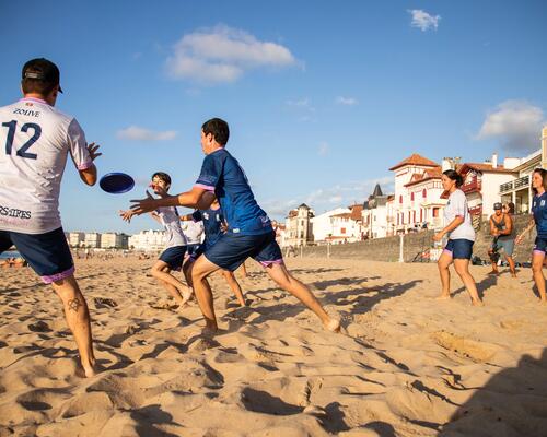 femmes qui dansent dans une classe de zumba