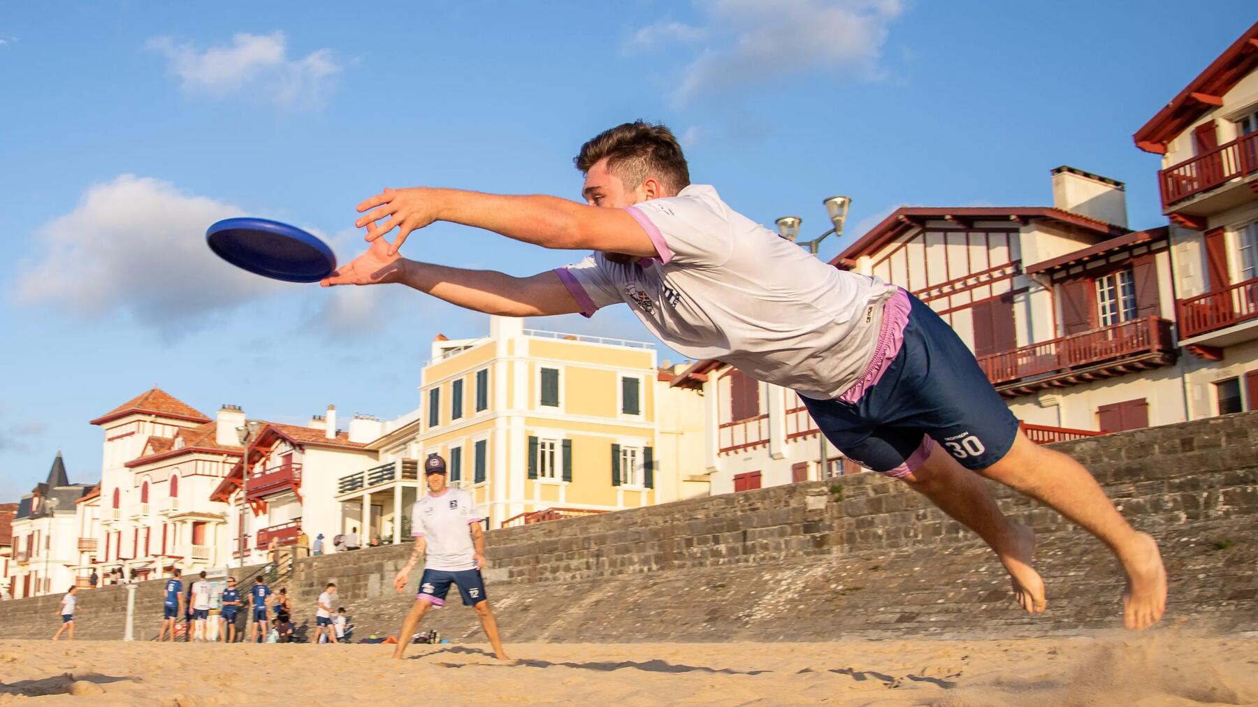 Spieler fängt eine Frisbee-Scheibe im Sprung