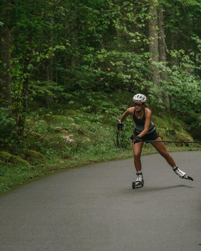 Frau fährt auf den Rollerski XC S SR Skate 500.