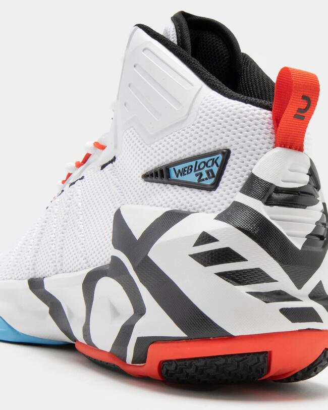 Basketballschuh SS500, Weiß mit roten und blauen Details, dynamische Muster, auffällige Texturen, modern und sportlich.