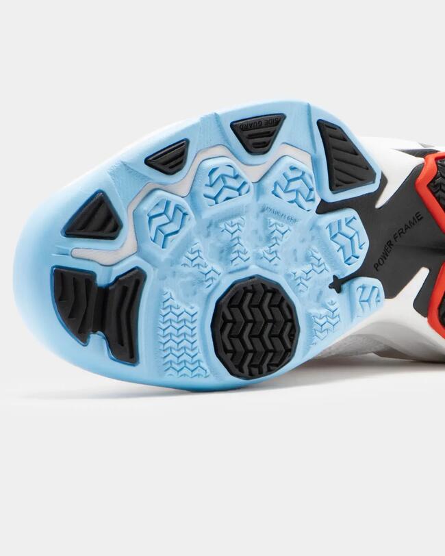 Schuhsohle des SS500, blau-schwarz-weiß mit strukturiertem Rillenmuster, geeignet für Basketball.
