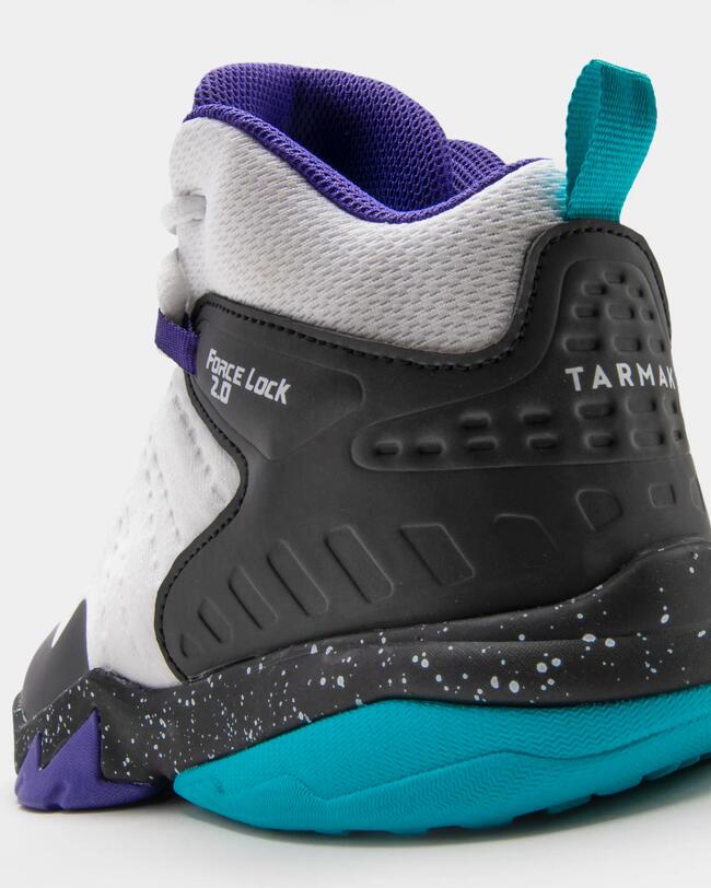 Basketballschuh SS500H mit hohem Kunstlederschaft, weiße und schwarze Farben, türkise Sohle, violette Details, strukturierte Oberfläche.