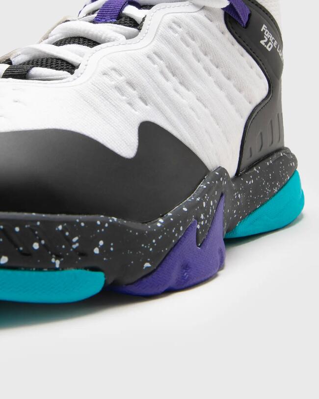 Basketballschuh SS500H, weiße Oberfläche, schwarze und türkisfarbene Akzente, EVA-Schaumzwischensohle, strukturierte Textur.