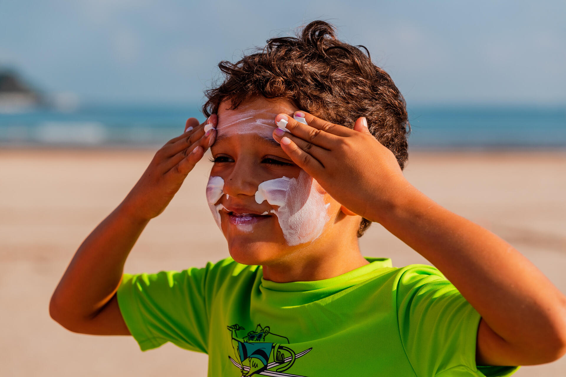 Une femme qui applique de la crème solaire sur son bras