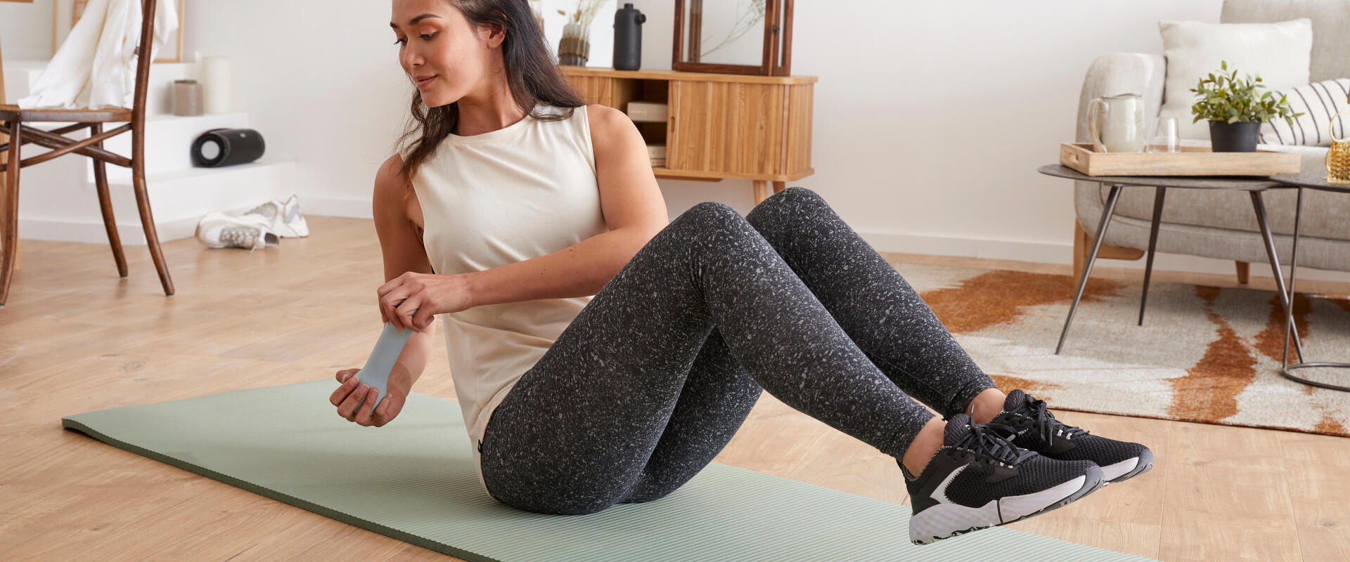 Femmes âgées Faisant Du Yoga Et Du Fitness Ensemble à La Maison