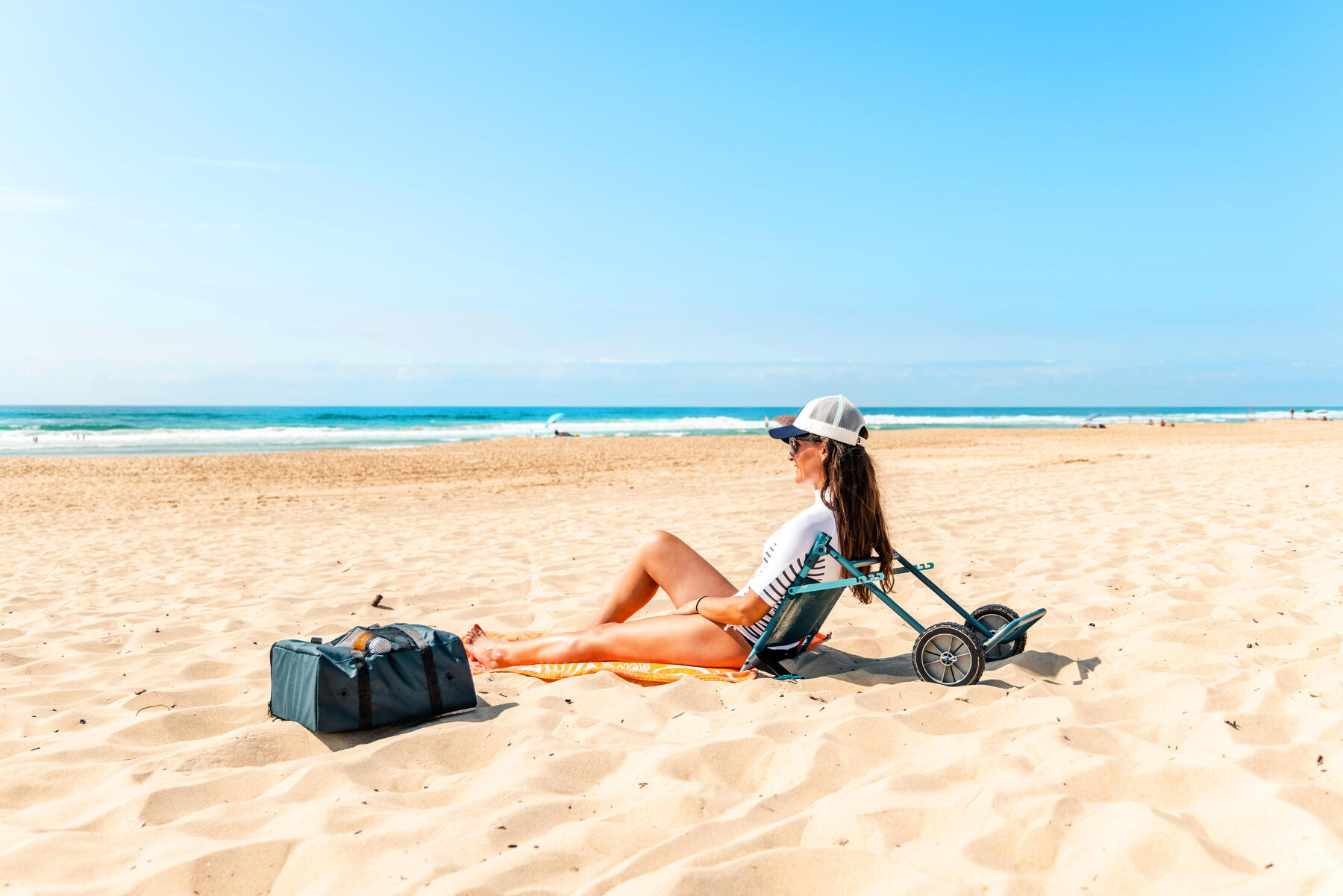 Kobieta siedząca na leżaku plażowym 