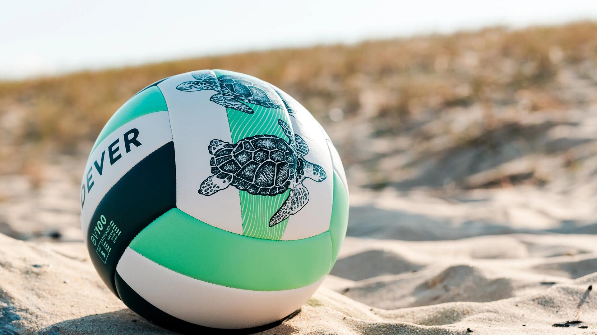 piłka siatkowa leżąca na piasku