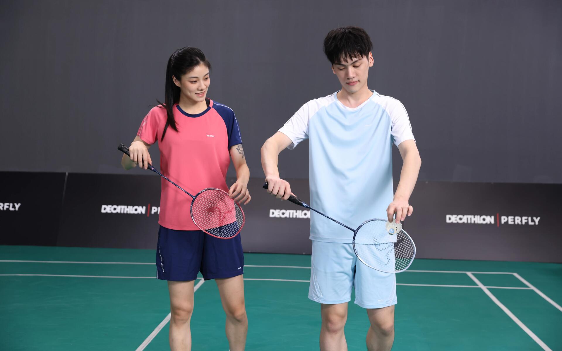 Kobieta i mężczyzna w strojach sportowych uczący się gry w badmintona