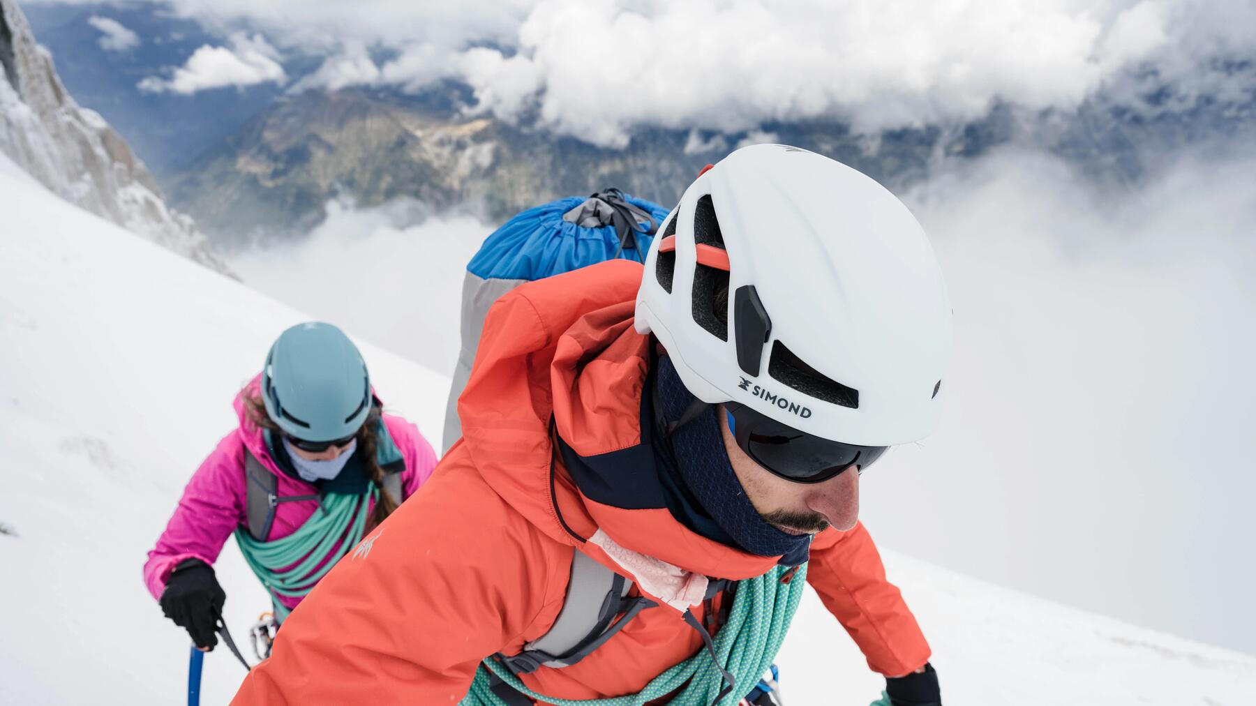 un alpiniste en action