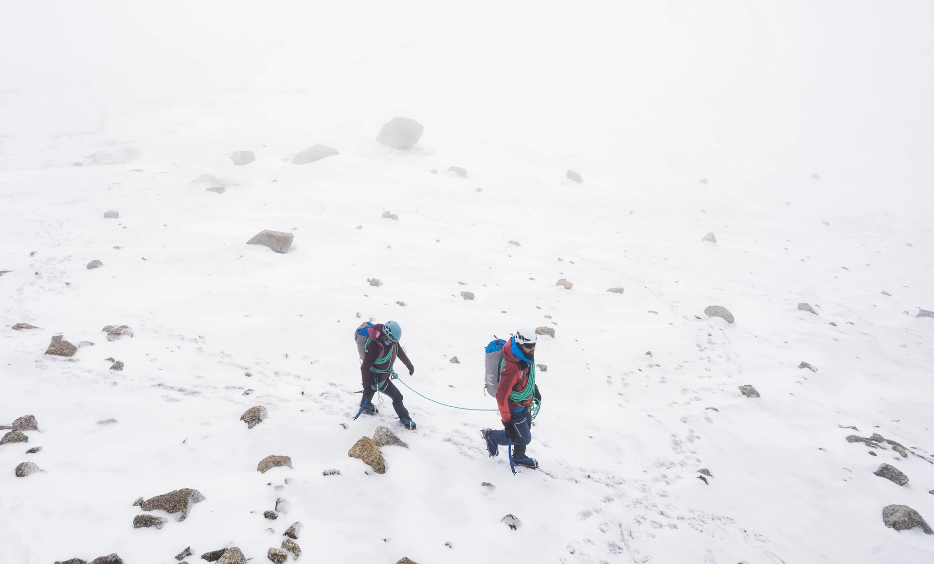 Himalaiści ze sprzętem alpinistycznym wędrujący po górach w celu zdobycia Mount Everest