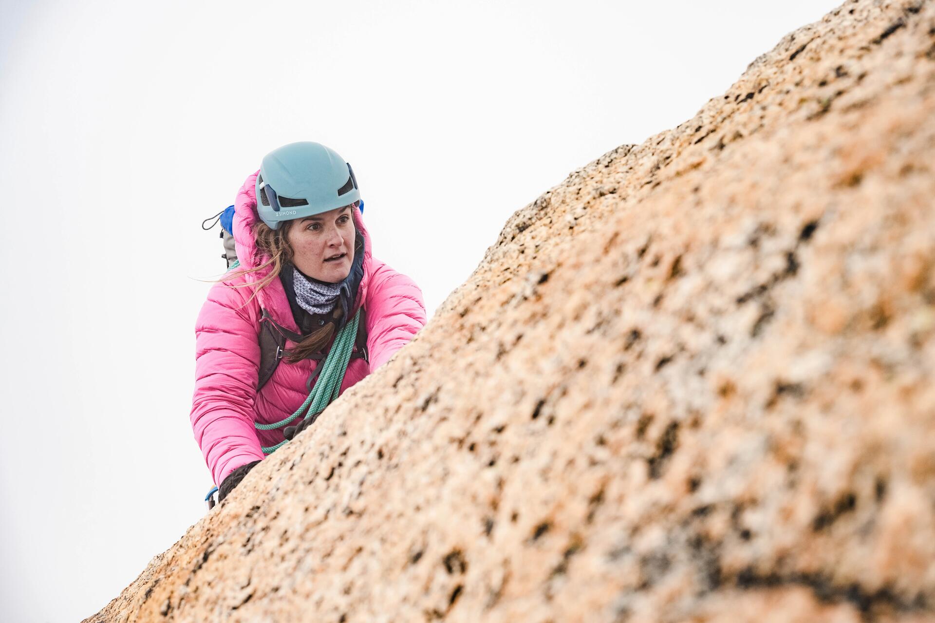 Une femme escalade une paroi rocheuse