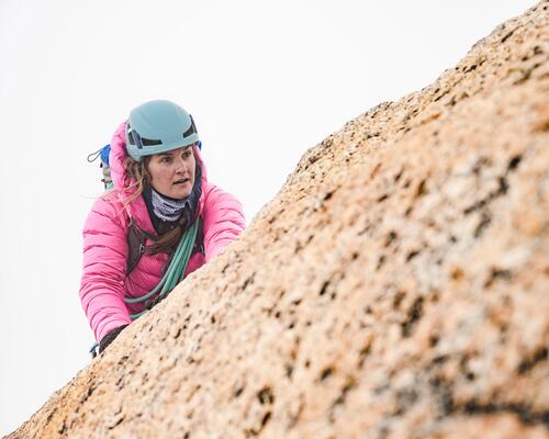 Une femme escalade une paroi rocheuse